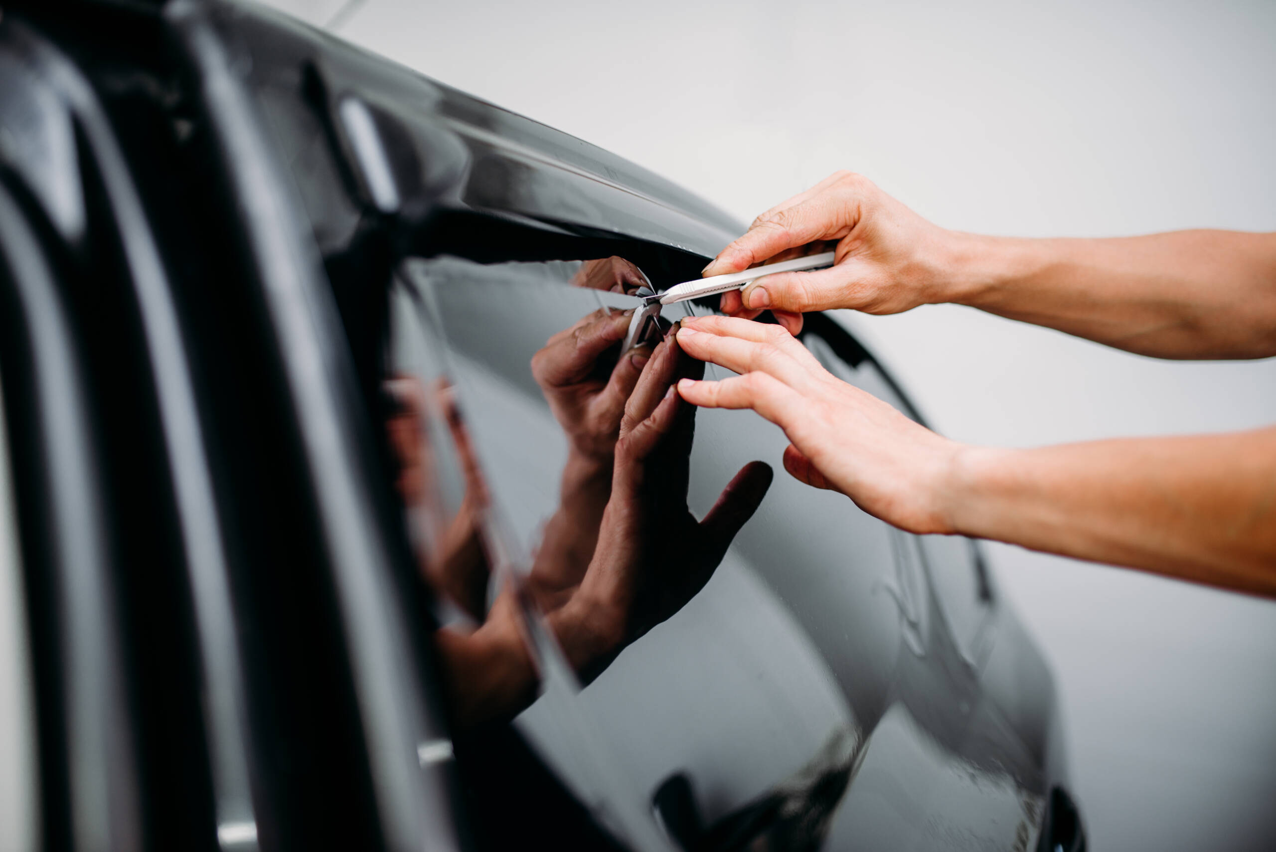 Tintado profesional y homologado en Carcaceres Especialistas en tapicería para coches clásicos y modernos. Restauración completa de interiores, reparación de asientos, techos, paneles de puerta y personalización en piel, vinilo o tela. Trabajo artesanal en Cáceres,